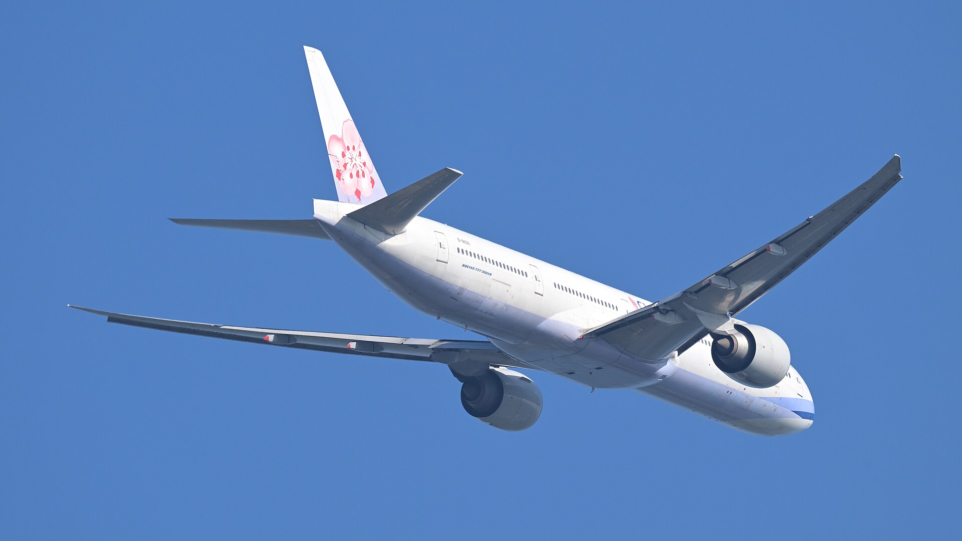 Boeing 777-300ER in airline service, photographed by 4300streetcar