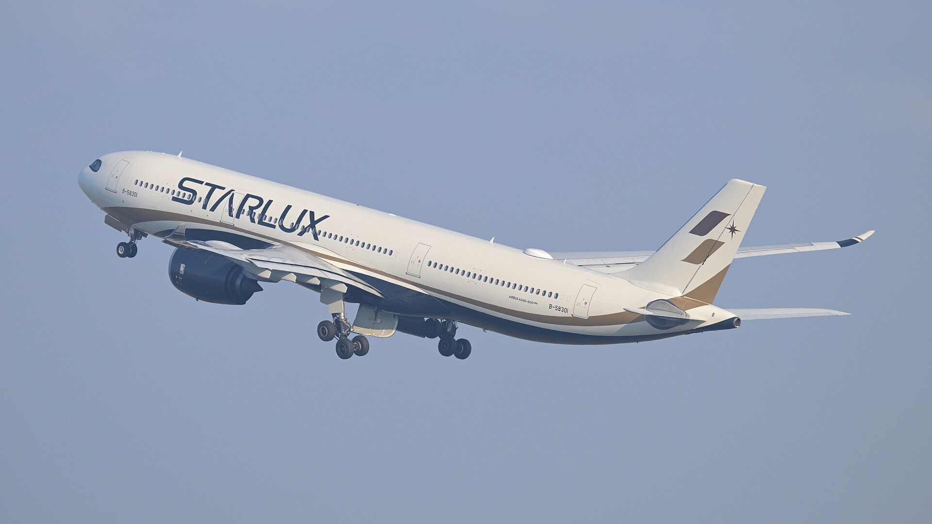 Airbus A330-900 in airline service, photographed by 4300streetcar