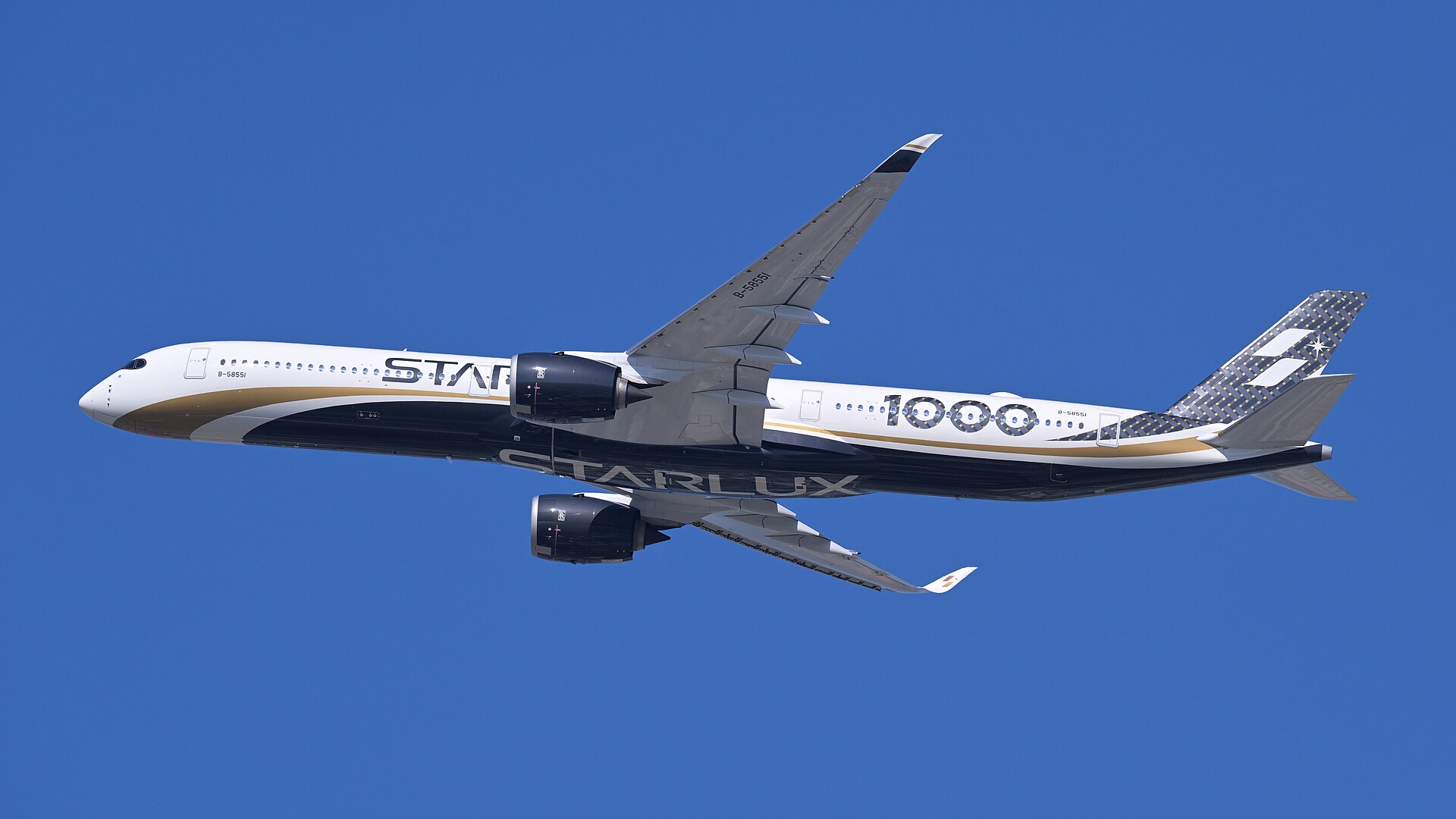 Airbus A350-1000 in airline service, photographed by 4300streetcar